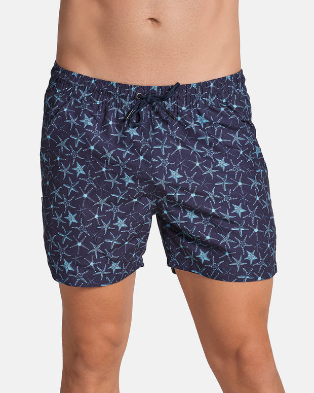 Pantaloneta de baño con malla interna y cintura ajustable#color_a12-estampado-estrella-de-mar-azul