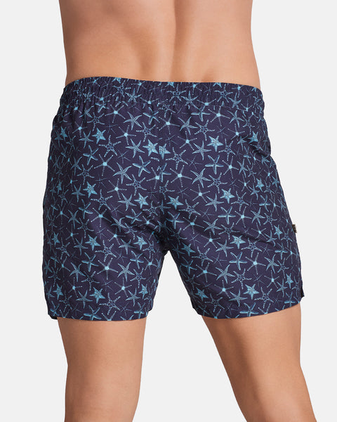 Pantaloneta de baño con malla interna y cintura ajustable#color_a12-estampado-estrella-de-mar-azul