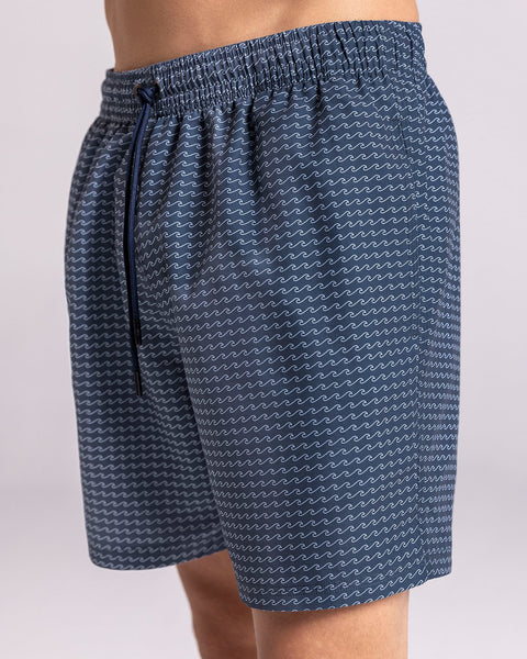 Pantaloneta de baño con malla interna y cintura ajustable#color_a31-estampado-olas-azul