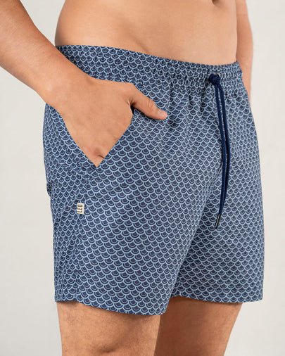 Pantaloneta de baño con malla interna y cintura ajustable#color_b00-estampado-azul-oscuro