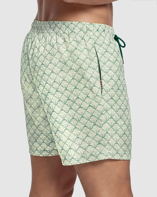 Pantaloneta de baño masculina con práctico bolsillo al lado derecho#color_061-fondo-verde-estampado