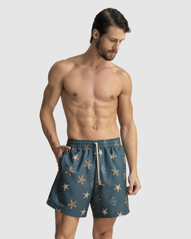 Pantaloneta de baño masculina con práctico bolsillo al lado derecho#color_064-estampado-estrellas-de-mar