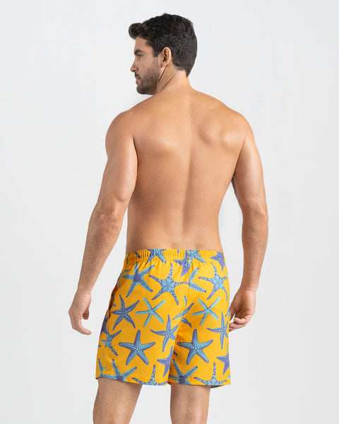 Pantaloneta de baño masculina con práctico bolsillo al lado derecho#color_151-estampado-estrellas-de-mar