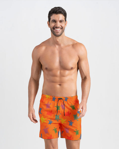 Pantaloneta de baño masculina con práctico bolsillo al lado derecho#color_243-estampado-tortugas-naranja