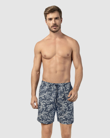 Pantaloneta de baño masculina con práctico bolsillo al lado derecho#color_a03-estampado-corales-azul