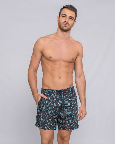 Pantaloneta de baño masculina con práctico bolsillo al lado derecho#color_a12-estampado-estrella-de-mar-azul