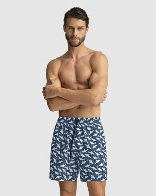 Pantaloneta de baño masculina con práctico bolsillo al lado derecho#color_a13-estampado-tiburones