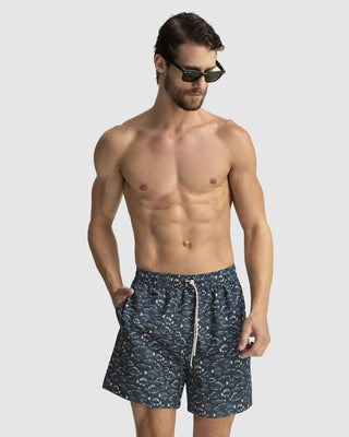 Pantaloneta de baño masculina con práctico bolsillo al lado derecho#color_a32-estampado-peces-azul