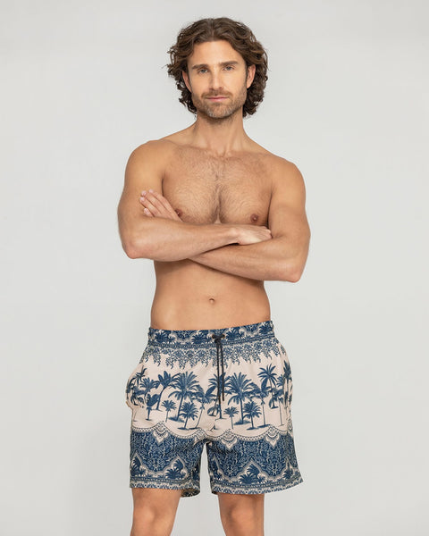 Pantaloneta de baño masculina con práctico bolsillo al lado derecho#color_a54-estampado-palmeras