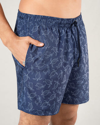 Pantaloneta de baño masculina con práctico bolsillo al lado derecho#color_a61-estampado-azul-tortugas