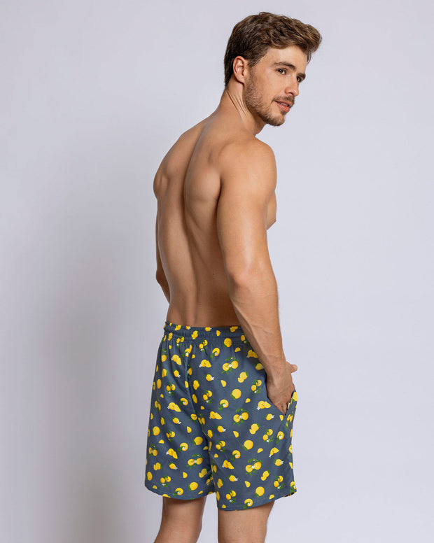 Pantaloneta de baño masculina con práctico bolsillo al lado derecho