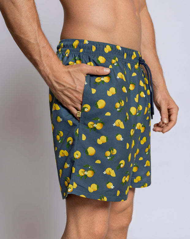 Pantaloneta de baño masculina con práctico bolsillo al lado derecho