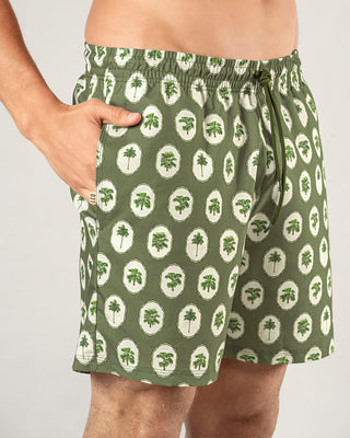 Pantaloneta de baño masculina con práctico bolsillo al lado derecho#color_a99-estampado-verde-palmeras