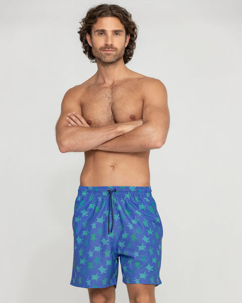 Pantaloneta de baño masculina con práctico bolsillo al lado derecho#color_b01-estampado-tortugas