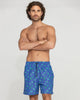 Pantaloneta de baño masculina con práctico bolsillo al lado derecho#color_b01-estampado-tortugas