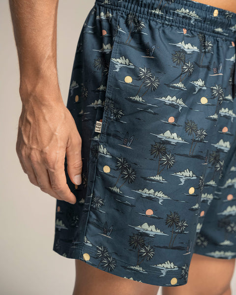 Pantaloneta de baño masculina con práctico bolsillo al lado derecho#color_b39-estampado-azul