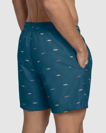 Pantaloneta de baño masculina con práctico bolsillo al lado derecho#color_b43-fondo-azul-estampado