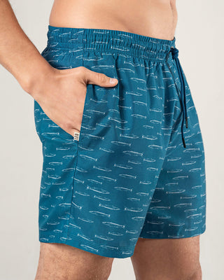 Pantaloneta de baño masculina con práctico bolsillo al lado derecho#color_c64-estampado-tiburones