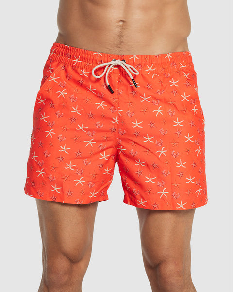 Pantaloneta corta de baño elaborada con PET reciclado#color_115-estampado-naranja-estrellas