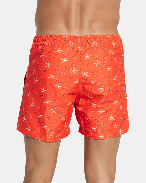 Pantaloneta corta de baño elaborada con PET reciclado#color_115-estampado-naranja-estrellas