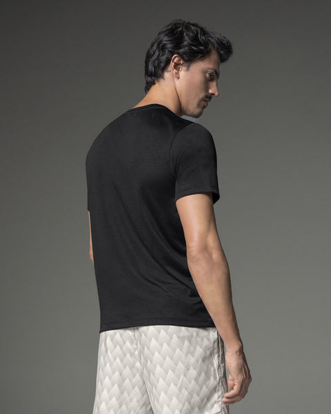 Camiseta deportiva masculina semiajustada de secado rápido#color_700-negro