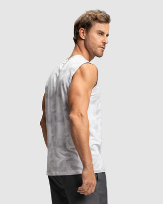 Camiseta manga sisa deportiva y de secado rápido para hombre#color_718-fondo-gris-claro