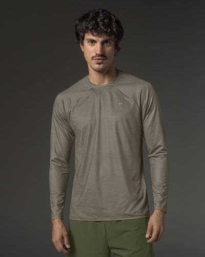 Camiseta deportiva masculina manga larga con protección UV#color_606-verde-oliva