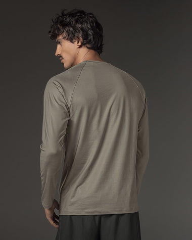 Camiseta deportiva masculina manga larga con protección UV#color_606-verde-oliva