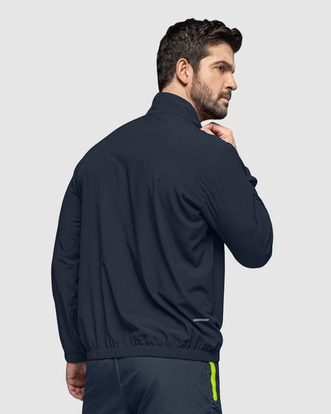 Chaqueta deportiva masculina con base textil ultrasuave y ligera#color_536-azul-oscuro