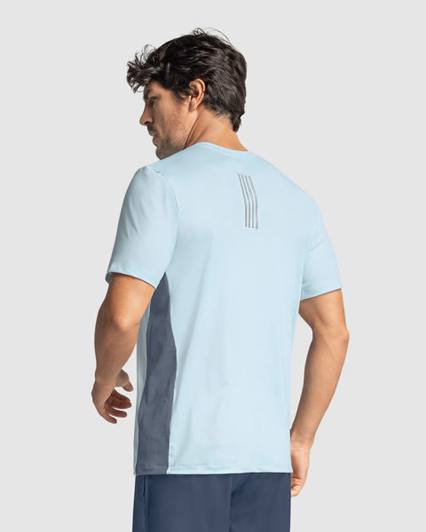 Camiseta deportiva de tacto suave con mallas transpirables laterales#color_591-azul-claro