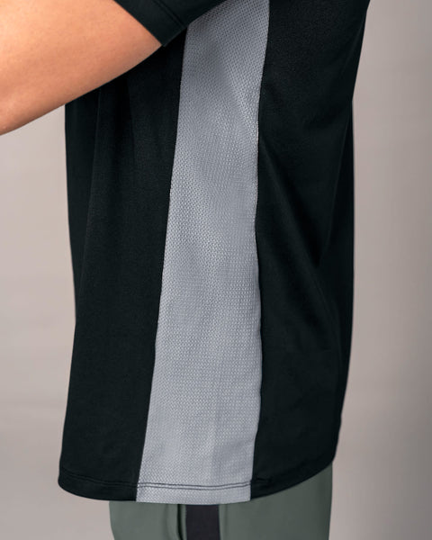 Camiseta deportiva de tacto suave con mallas transpirables laterales#color_700-negro