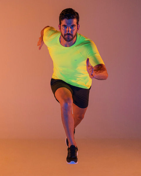 Camiseta deportiva con tela texturizada y transpirable#color_622-amarillo-neon