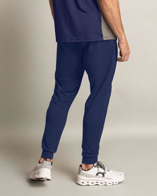 Jogger deportivo estilo sudadera con bolsillos laterales funcionales#color_509-azul-oscuro