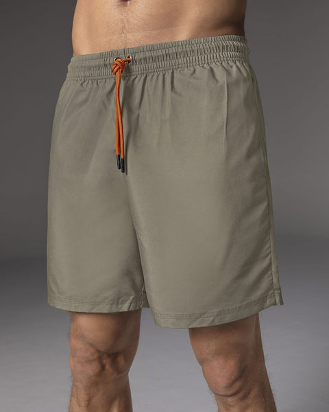 Pantaloneta deportiva con bolsillos funcionales#color_606-verde-oliva