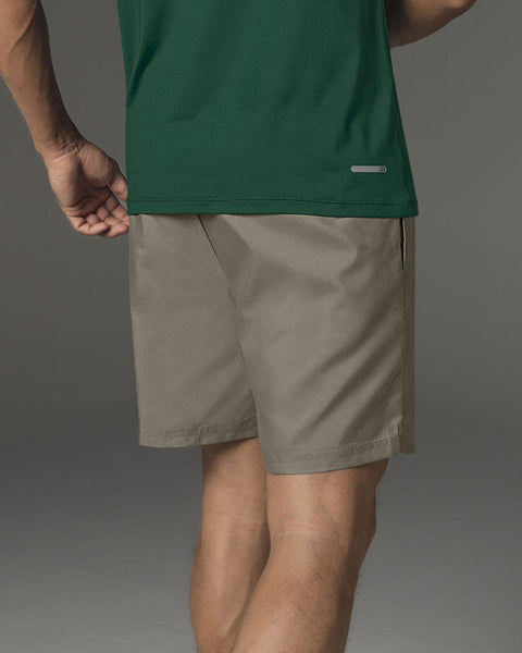 Pantaloneta deportiva con bolsillos funcionales#color_606-verde-oliva