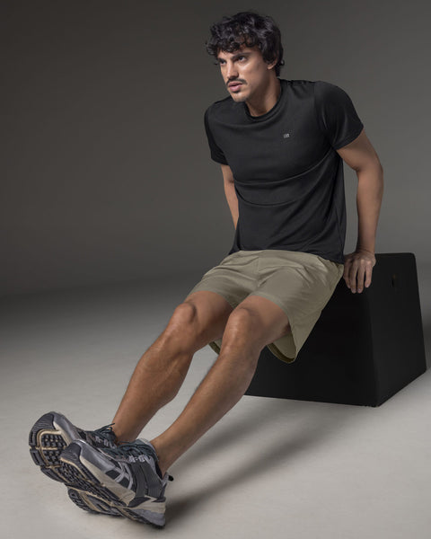 Pantaloneta deportiva con bolsillos funcionales#color_606-verde-oliva