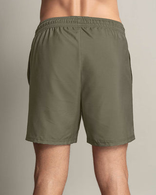 Pantaloneta deportiva con bolsillos funcionales#color_610-verde