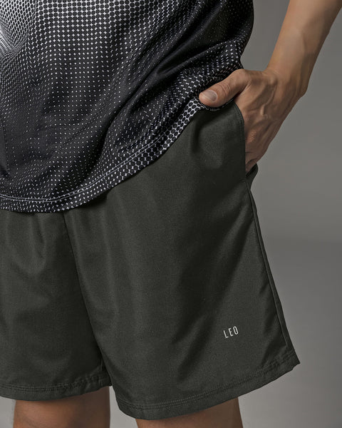 Pantaloneta deportiva con acabado antifluidos y bolsillos funcionales#color_700-negro