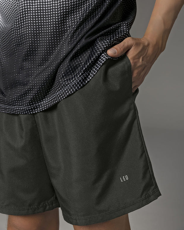 Pantaloneta deportiva con acabado antifluidos y bolsillos funcionales