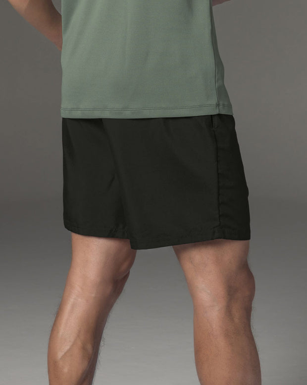 Pantaloneta deportiva con acabado antifluidos y bolsillos funcionales