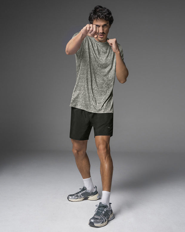 Pantaloneta deportiva con acabado antifluidos y bolsillos funcionales