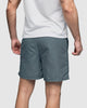 Pantaloneta deportiva con acabado antifluidos y bolsillos funcionales#color_736-estampado-gris