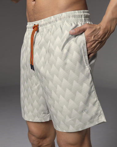 Pantaloneta deportiva con bolsillos funcionales#color_a92-marfil-estampado-triangulo