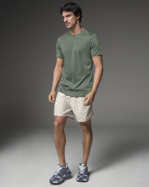 Pantaloneta deportiva con bolsillos funcionales#color_a92-marfil-estampado-triangulo