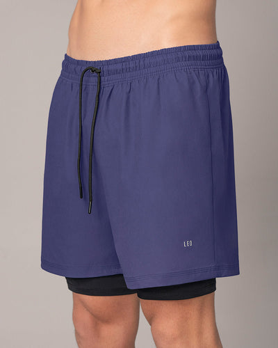 Pantaloneta deportiva con bolsillo lateral con bóxer interno#color_522-azul