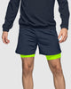 Pantaloneta deportiva con bolsillo lateral con bóxer interno#color_536-azul-oscuro-verde-neon