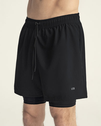 Pantaloneta deportiva con bolsillo lateral con bóxer interno#color_700-negro