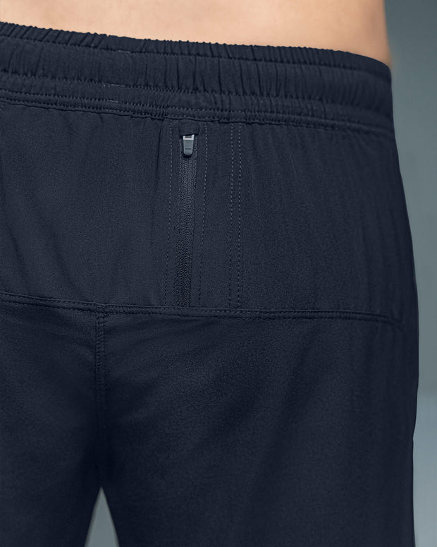 Pantaloneta deportiva con bolsillo trasero y bóxer interno#color_536-azul-oscuro