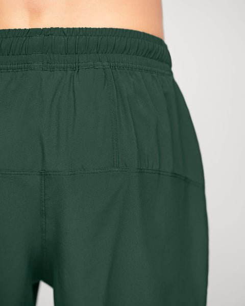 Pantaloneta deportiva con bolsillo trasero y bóxer interno#color_611-verde