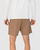 Pantaloneta deportiva con bolsillo trasero y bóxer interno#color_852-caqui